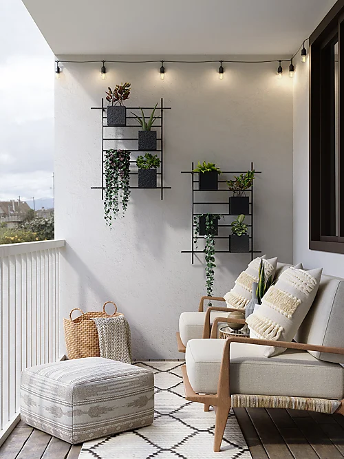 petit balcon cocooning avec plantes suspendues