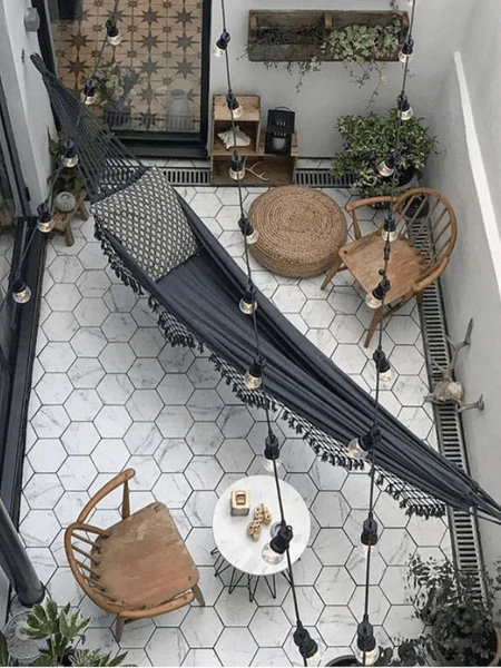 Petite terrasse cosy avec hamac et petit salon de jardin