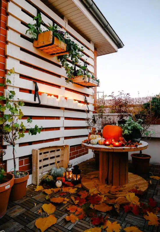 Déco halloween sur ma terrasse cosy avec support pour plante en palette diy